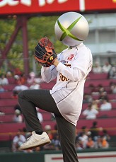 画像ギャラリー No.006のサムネイル画像 / 「Xbox 特命課」がマウンドに立つ。楽天対巨人戦にて「Xboxナイター」を実施