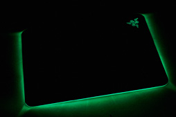 画像集 No.027のサムネイル画像 / 約1677万色で光るゲーマー向けマウスパッド「Razer Firefly」を使ってみた。室内でほのかに光り,暗所ではやたらと目立つ