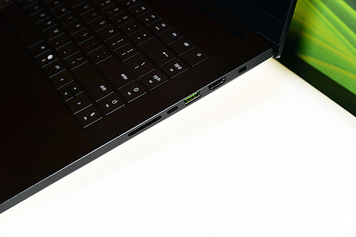 画像集 No.008のサムネイル画像 / 背もたれから風が出てくるゲーマー向けチェアやRTX 50搭載薄型ノートPCなどをRazerが展示