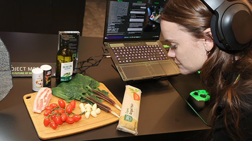 画像ギャラリー No.012のサムネイル画像 / 二眼カメラ付きAIヘッドセット「Project Motoko」で夢広がる。身に付けるAIが当たり前になる時代へ