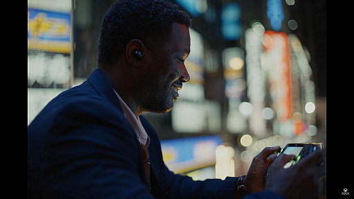 画像ギャラリー No.001のサムネイル画像 / 「ROG Xbox ALLY」のローンチトレイラーは日本が舞台。海外からやってきたビジネスマンの心を癒やすのは……