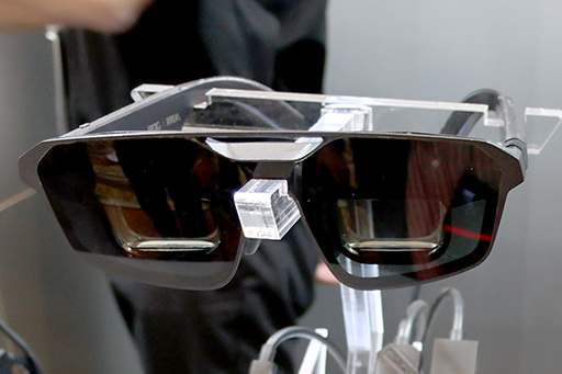 画像ギャラリー No.003のサムネイル画像 / ASUSのサングラス型ディスプレイ「ROG XREAL R1」を試す。究極のゲーマー向けディスプレイはサングラス型か？