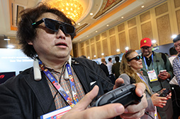 画像ギャラリー No.009のサムネイル画像 / ASUSのサングラス型ディスプレイ「ROG XREAL R1」を試す。究極のゲーマー向けディスプレイはサングラス型か？