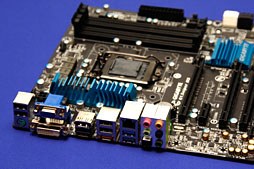 画像集#014のサムネイル/GIGA-BYTE,Z77搭載のゲーマー向けマザーボードを公開。ATXモデルはPCIe 3.0 x16×2やx8×4接続に対応か