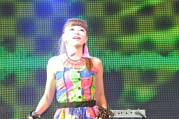 画像集#033のサムネイル/南 明奈さんらが「もしドラ隊」として登場。スクウェア・エニックスとヤフーのタッグによる最新ブラウザゲーム「MONSTER×DRAGON」の完成披露会レポート