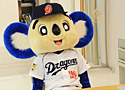 あの「ドアラ」が球団マスコットの地位剥奪の危機。新たな球団マスコット候補となった「MONSTER×DRAGON」公認マスコット「ドラコ」とマジ対決へ