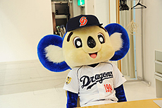画像集#006のサムネイル/あの「ドアラ」が球団マスコットの地位剥奪の危機。新たな球団マスコット候補となった「MONSTER×DRAGON」公認マスコット「ドラコ」とマジ対決へ