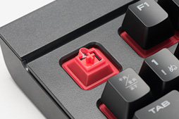 画像集 No.003のサムネイル画像 / 【PR】ゲーマー向け防滴キーボードは,本当に水がかかっても大丈夫なのか。Corsair「K68」で試してみた