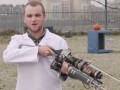 学生の製作した銃によって大惨事が……というニュースで作中武器「アークガン」を紹介する「The Order:1886」世界観PV第3弾