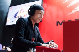画像集#011のサムネイル/強者揃いのトーナメントを制したのは,なんとエル・フォルテ。TGS 2014のMad Catzブースで開催された「ウルIV」日本大会フォトレポート