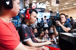 画像集#015のサムネイル/強者揃いのトーナメントを制したのは,なんとエル・フォルテ。TGS 2014のMad Catzブースで開催された「ウルIV」日本大会フォトレポート