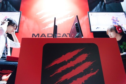 画像集#016のサムネイル/強者揃いのトーナメントを制したのは,なんとエル・フォルテ。TGS 2014のMad Catzブースで開催された「ウルIV」日本大会フォトレポート