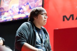 画像集#017のサムネイル/強者揃いのトーナメントを制したのは,なんとエル・フォルテ。TGS 2014のMad Catzブースで開催された「ウルIV」日本大会フォトレポート