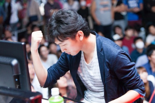 画像集#035のサムネイル/強者揃いのトーナメントを制したのは,なんとエル・フォルテ。TGS 2014のMad Catzブースで開催された「ウルIV」日本大会フォトレポート
