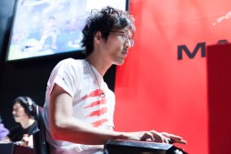 画像集#041のサムネイル/強者揃いのトーナメントを制したのは,なんとエル・フォルテ。TGS 2014のMad Catzブースで開催された「ウルIV」日本大会フォトレポート