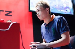 画像集#042のサムネイル/強者揃いのトーナメントを制したのは,なんとエル・フォルテ。TGS 2014のMad Catzブースで開催された「ウルIV」日本大会フォトレポート
