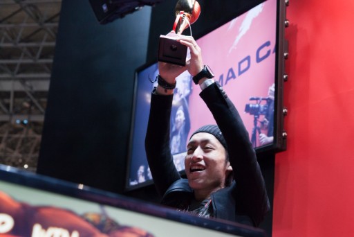 画像集#050のサムネイル/強者揃いのトーナメントを制したのは,なんとエル・フォルテ。TGS 2014のMad Catzブースで開催された「ウルIV」日本大会フォトレポート