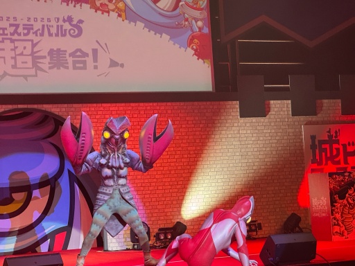 画像ギャラリー No.011のサムネイル画像 / 「城ドラフェスティバル2025-2026 〜2.14“超”集合〜」会場レポート。ウルトラマンVS. バルタン星人のヒーローショー，白熱の大会で大賑わい