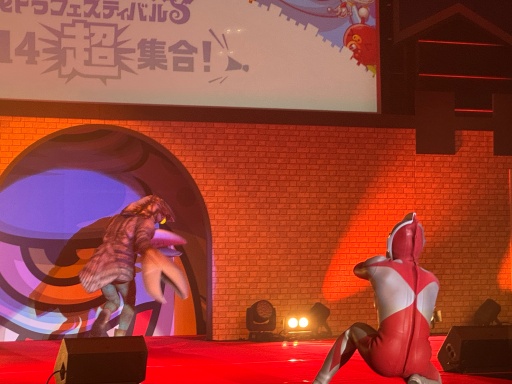 画像ギャラリー No.013のサムネイル画像 / 「城ドラフェスティバル2025-2026 〜2.14“超”集合〜」会場レポート。ウルトラマンVS. バルタン星人のヒーローショー，白熱の大会で大賑わい