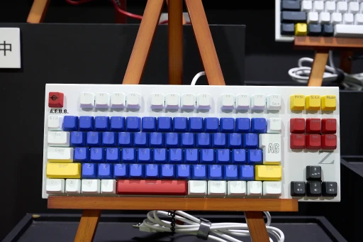 画像ギャラリー No.006のサムネイル画像 / 「REALFORCE GX1」のコラボモデルが出展中。VTuber猫麦とろろさんモデルと，ガンダムコラボ4製品をチェックしてきた［TGS2025］