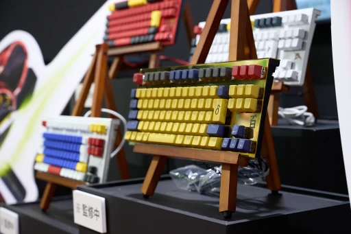 画像ギャラリー No.010のサムネイル画像 / 「REALFORCE GX1」のコラボモデルが出展中。VTuber猫麦とろろさんモデルと，ガンダムコラボ4製品をチェックしてきた［TGS2025］