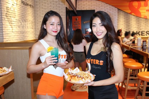 画像集 No.010のサムネイル画像 / 「ソニックフォース」と「HOOTERS」のコラボが本日スタート。ソニックファミリーとHOOTERS GIRLの競演を,チリドッグで楽しもう