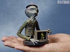 「リトルナイトメア ミニフィギュアコレクション管理人」が予約受付中。身を隠したシックスが木箱の中に