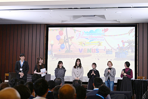 画像ギャラリー No.012のサムネイル画像 / 「DOAXVV」8周年記念生放送レポート。新水着や新撮影スポットなどのアップデート内容を，プロデューサーの作田氏や出演声優陣が紹介