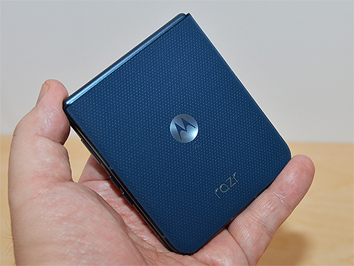 画像ギャラリー No.004のサムネイル画像 / 写真で見る「motorola razr 60」。手ごろな価格のミドルクラス市場向け折りたたみスマートフォン