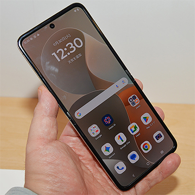 画像ギャラリー No.005のサムネイル画像 / 写真で見る「motorola razr 60」。手ごろな価格のミドルクラス市場向け折りたたみスマートフォン