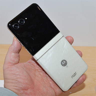 画像ギャラリー No.006のサムネイル画像 / 写真で見る「motorola razr 60」。手ごろな価格のミドルクラス市場向け折りたたみスマートフォン