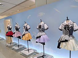 画像ギャラリー No.003のサムネイル画像 / 「アイドルマスター シャイニーカラーズ」の衣装展が，大丸東京店にて開催中。会期を通して計250着以上のライブ衣装を間近で観賞できる！
