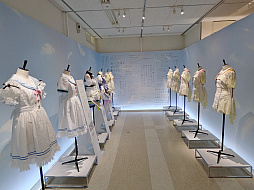 画像ギャラリー No.005のサムネイル画像 / 「アイドルマスター シャイニーカラーズ」の衣装展が，大丸東京店にて開催中。会期を通して計250着以上のライブ衣装を間近で観賞できる！