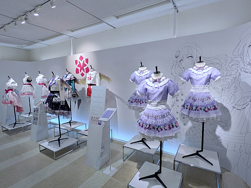画像ギャラリー No.018のサムネイル画像 / 「アイドルマスター シャイニーカラーズ」の衣装展が，大丸東京店にて開催中。会期を通して計250着以上のライブ衣装を間近で観賞できる！