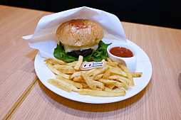 画像ギャラリー No.008のサムネイル画像 / 「プリコネR」×「スイパラ」試食会レポ。見た目だけでなく味も満足なオリジナルメニュー。1品だけでもおなかがいっぱいに