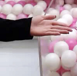 画像ギャラリー No.005のサムネイル画像 / リアルを走り，デジタルに手を振る「オンクレの中の人たち」。タイトーオンラインクレーンの基地に潜入し，中の人のお仕事に密着！