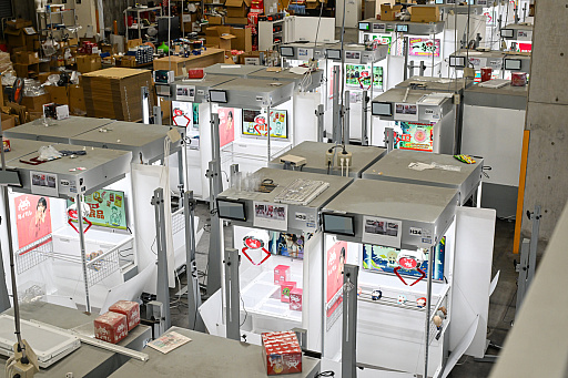 画像ギャラリー No.009のサムネイル画像 / リアルを走り，デジタルに手を振る「オンクレの中の人たち」。タイトーオンラインクレーンの基地に潜入し，中の人のお仕事に密着！