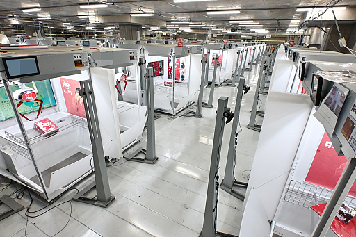 画像ギャラリー No.010のサムネイル画像 / リアルを走り，デジタルに手を振る「オンクレの中の人たち」。タイトーオンラインクレーンの基地に潜入し，中の人のお仕事に密着！