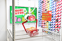 画像ギャラリー No.018のサムネイル画像 / リアルを走り，デジタルに手を振る「オンクレの中の人たち」。タイトーオンラインクレーンの基地に潜入し，中の人のお仕事に密着！