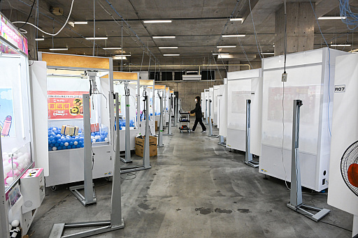 画像ギャラリー No.028のサムネイル画像 / リアルを走り，デジタルに手を振る「オンクレの中の人たち」。タイトーオンラインクレーンの基地に潜入し，中の人のお仕事に密着！