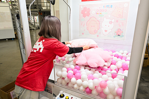 画像ギャラリー No.030のサムネイル画像 / リアルを走り，デジタルに手を振る「オンクレの中の人たち」。タイトーオンラインクレーンの基地に潜入し，中の人のお仕事に密着！