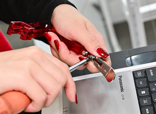 画像ギャラリー No.039のサムネイル画像 / リアルを走り，デジタルに手を振る「オンクレの中の人たち」。タイトーオンラインクレーンの基地に潜入し，中の人のお仕事に密着！