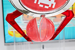 画像ギャラリー No.043のサムネイル画像 / リアルを走り，デジタルに手を振る「オンクレの中の人たち」。タイトーオンラインクレーンの基地に潜入し，中の人のお仕事に密着！