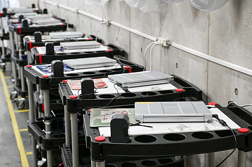 画像ギャラリー No.044のサムネイル画像 / リアルを走り，デジタルに手を振る「オンクレの中の人たち」。タイトーオンラインクレーンの基地に潜入し，中の人のお仕事に密着！