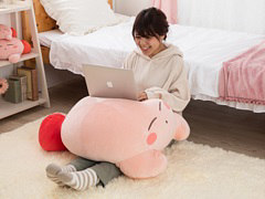 「星のカービィ」のぬいぐるみ“すやすやフレンド おうちでリラックス カービィ”が完全受注生産で登場。予約受付は本日開始