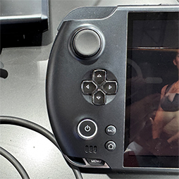 画像ギャラリー No.003のサムネイル画像 / 携帯型ゲームPC「GPD WIN 5」を実機でチェック。従来製品から使い勝手が大きく変わりそう［TGS2025］