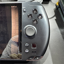 画像ギャラリー No.004のサムネイル画像 / 携帯型ゲームPC「GPD WIN 5」を実機でチェック。従来製品から使い勝手が大きく変わりそう［TGS2025］