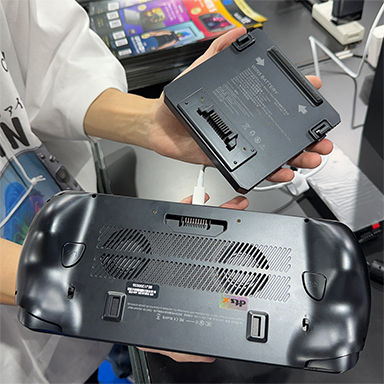 画像ギャラリー No.007のサムネイル画像 / 携帯型ゲームPC「GPD WIN 5」を実機でチェック。従来製品から使い勝手が大きく変わりそう［TGS2025］