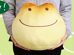 銘菓カエルまんじゅうが“もちもちBIGぬいぐるみ”と“エコバッグ”に。4月15日よりカプコン直営店と「カプとれ」のプライズ景品で登場