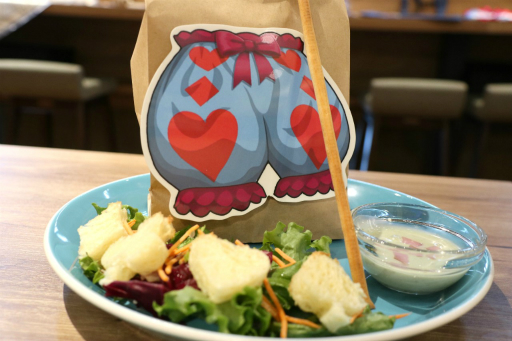 画像集 No.014のサムネイル画像 / カプコンカフェ「逆転裁判」コラボメニュー試食会をレポート。マジシャン姿のキャラクターがあしらわれたグッズも展開